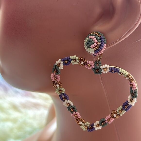 Noir floral heart shaped earrings - Picture 3 of 8